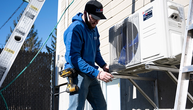 Nettoyage haute pression du serpentin extérieur d'une thermopompe