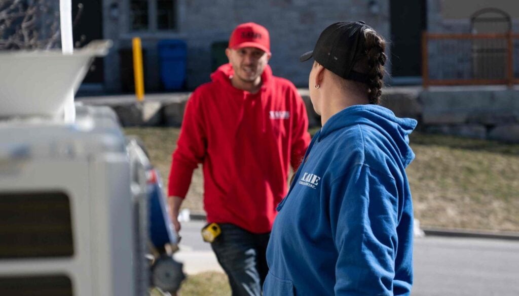 Une équipe familiale qui installe, entretient et répare les thermopompes, les systèmes de climatisation, les échangeurs d'air et les équipements CVC commerciaux dans toute la région de Lanaudière.