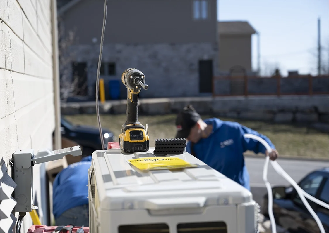 Technicien certifié RBQ de Xalie Climatisation lors d'une visite d'entretien